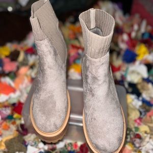 Some tan boots to the ankle they’re new never worn size 9